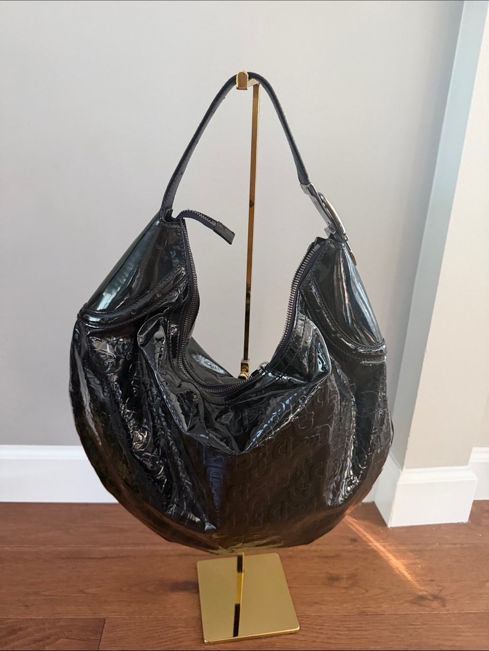 AUTHENTIC GUCCI BLACK PATENT SHOULDER BAG
